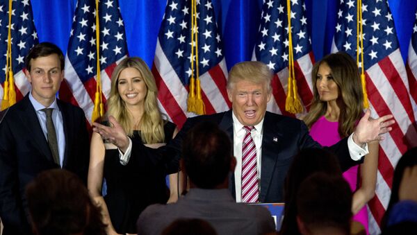 Donald Trump, presidente de EEUU junto a su hija Ivanka y su esposa Melania Trump - Sputnik Mundo