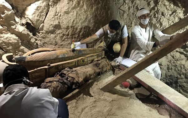 Descubren ocho momias intactas en una tumba faraónica de Egipto - Sputnik Mundo