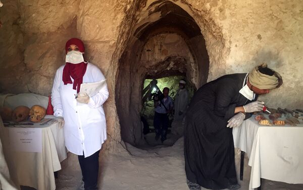 Descubren ocho momias intactas en una tumba faraónica en Egipto - Sputnik Mundo