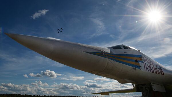 Bombardero estratégico supersónico Tu-160 (archivo) - Sputnik Mundo