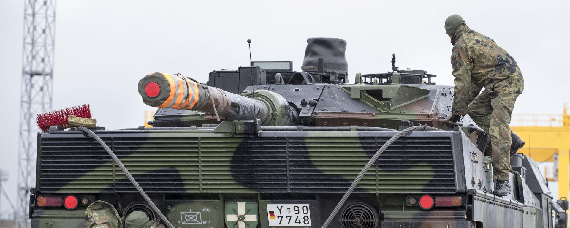 German army soldiers load a Leopard 2 tank onto a truck at the Sestokai railway station some 175 kms (109 miles) west of the capital Vilnius, Lithuania, Friday, Feb. 24, 2017.  - Sputnik Mundo, 1920, 05.04.2022