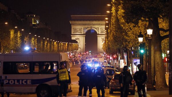 La policía francesa en los Campos Elíseos en París - Sputnik Mundo