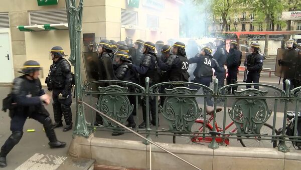 En París la policía lanza gases lacrimógenos para dispersar a los manifestantes - Sputnik Mundo