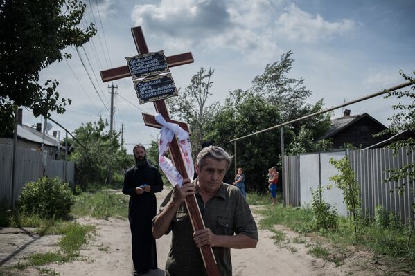 Ceremonia de entierro de Vladímir Yermílov y su hijo Iván, fallecidos durante un bombardeo del Ejército ucraniano en Stanitsa Luganskaya, 4 de julio de 2014 - Sputnik Mundo