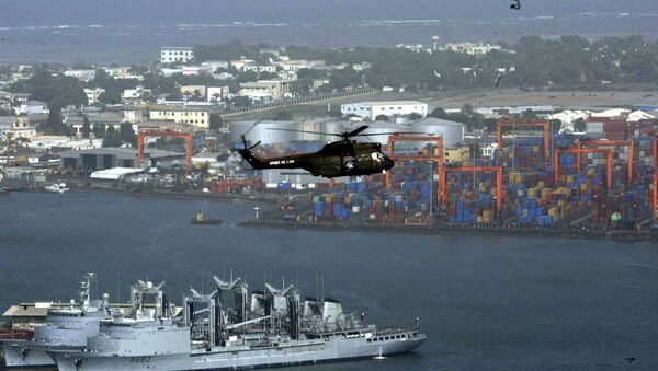 Helicóptero sobrevuela el puerto de la ciudad de Yibuti, 17 de marzo de 2011 - Sputnik Mundo