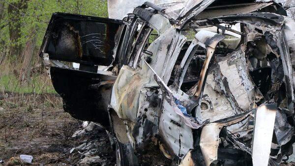 Efectos de una mina sobre un coche de observadores de la OSCE en Donbás (archivo) - Sputnik Mundo