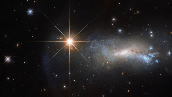 Galaxia NGC 7250, 'eclipsada' por una potente corriente de radiación de la estrella TYC 3203-450-1 - Sputnik Mundo