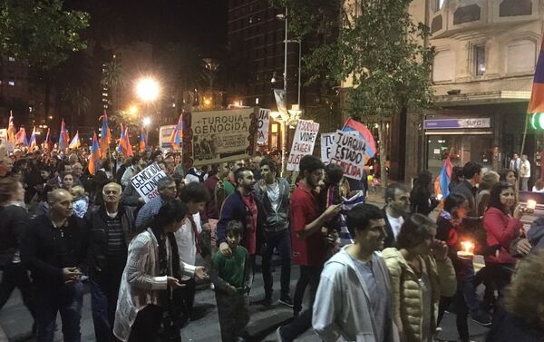 Marcha por el reconocimiento del genocidio armenio en Montevideo empezó hace 10 años con una treintena de personas y actualmente reúne a cerca de 3.000. - Sputnik Mundo