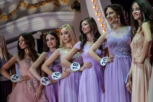Bikinis y vestidos tradicionales: lo mejor del concurso Belleza rusa 2017 - Sputnik Mundo