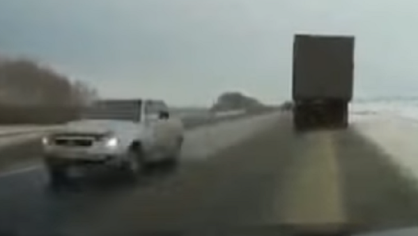 Fuertes imágenes: un coche se estrella contra un camión a una velocidad de 200 km/h - Sputnik Mundo