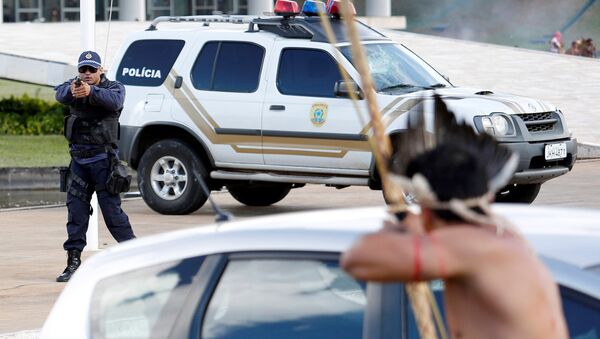 Policías e indígenas se enfrentaron en Brasil - Sputnik Mundo
