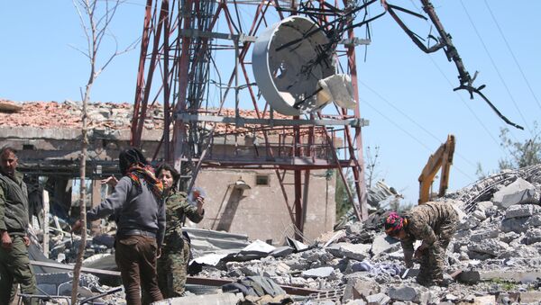 Kurdos examinan los daños tras el ataque de Turquía (archivo) - Sputnik Mundo