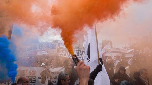 Protestas en París contra los candidatos Marine Le Pen y Emmanuel Macron - Sputnik Mundo