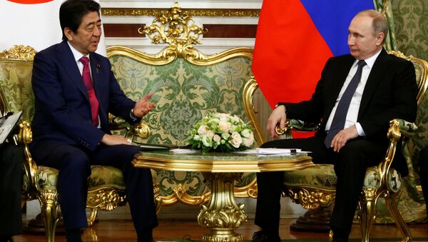 Vladímir Putin, presidente de Rusia, y Shinzo Abe, primer ministro de Japón - Sputnik Mundo