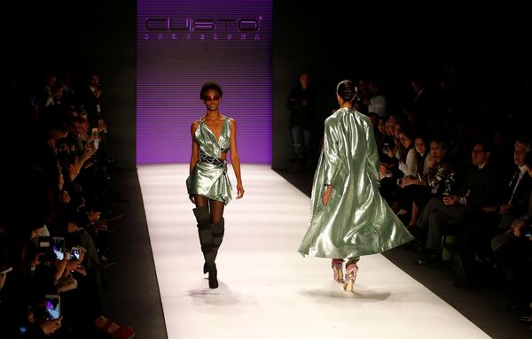 Los novedosos 'looks' de la Semana de la Moda de Bogotá - Sputnik Mundo