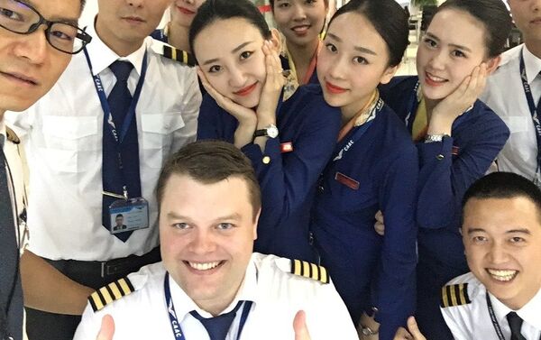 Un piloto ruso y sus colegas chinos - Sputnik Mundo