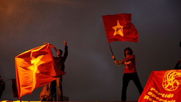Manifestantes con banderas del Partido de de los Trabajadores - Sputnik Mundo