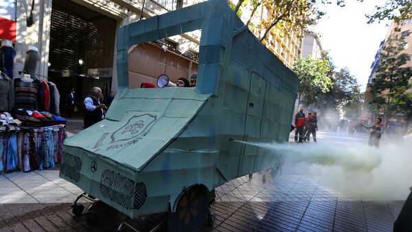 Protestas contra fraudes de Carabineros en Chile - Sputnik Mundo
