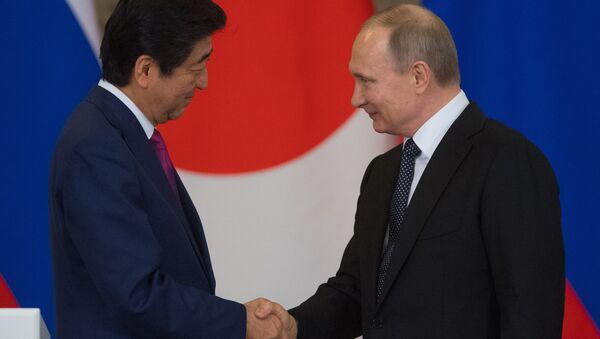 Primer ministro de Japón, Shinzo Abe con presidente de Rusia, Vladímir Putin (archivo) - Sputnik Mundo