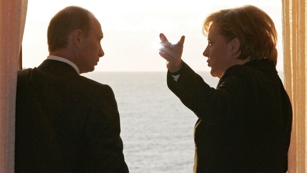 Wladimir Putin und Angela Merkel in Sotschi (Archivbild) - Sputnik Mundo