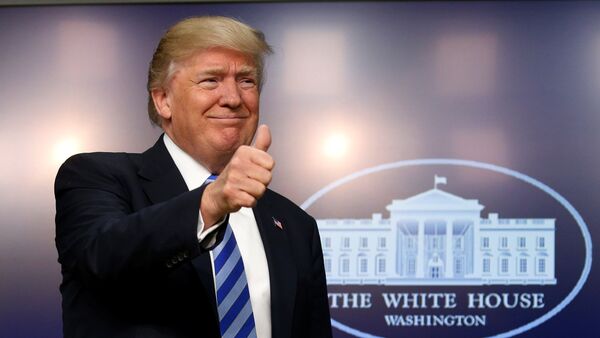 U.S. President Donald Trump gives a thumbs up as he hosts a CEO town hall on the American business climate at the Eisenhower Executive Office Building in Washington, U.S., April 4, 2017 - Sputnik Mundo
