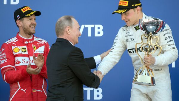 El presidente ruso Vladímir Putin asiste a la carrera de Fórmula 1 en Sochi - Sputnik Mundo