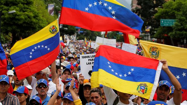 Las protestas contra el gobierno de Nicolás Maduro en Caracas en el marco del Día Internacional de los Trabajadores - Sputnik Mundo