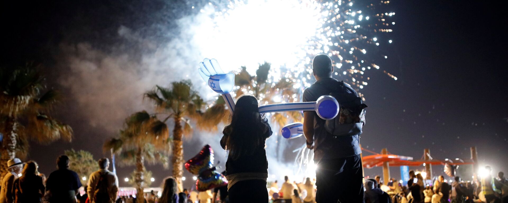 Los israelíes asisten a un espectáculo de fuegos artificiales durante las celebraciones que marcan el 69º Día de la Independencia de Israel en la ciudad sureña de Ashkelon, Israel, el 1 de mayo de 2017 - Sputnik Mundo, 1920, 06.04.2022