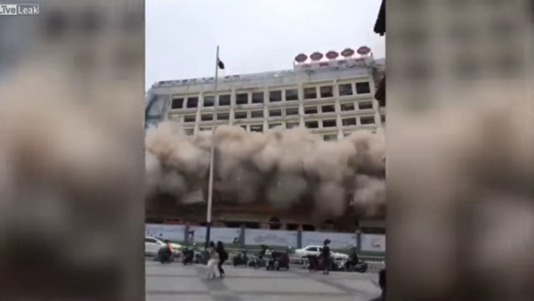 La demolición de un enorme edificio en China causa pánico entre los transeúntes - Sputnik Mundo