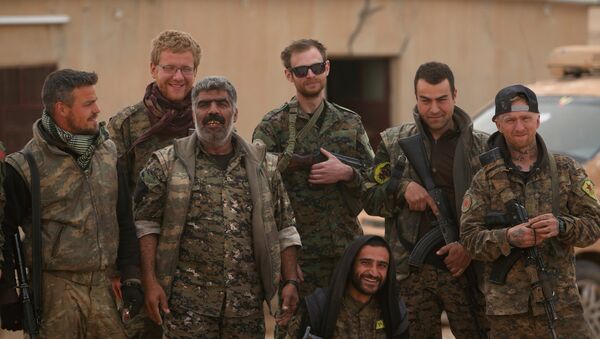 Combatientes de las Fuerzas Democráticas Sirias en Tabqa, Siria - Sputnik Mundo