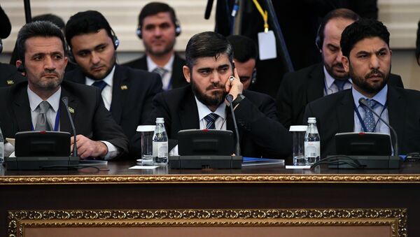 Los representantes de la oposición siria en Astaná con su negociador Mohamed Alush (en el centro) - Sputnik Mundo