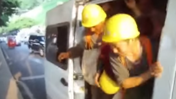 El auto de payasos chino: viajan 40 hombres en una miniván para seis - Sputnik Mundo