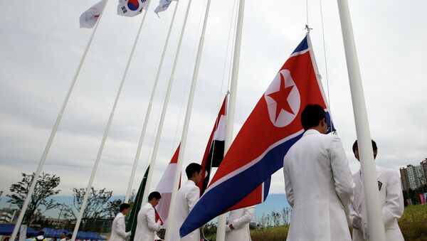 Banderas de Corea del Sur y de Corea del Norte (archivo) - Sputnik Mundo