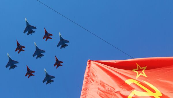 Sukhoi Su-27 durante desfile militar en Moscú, Rusia (archivo) - Sputnik Mundo