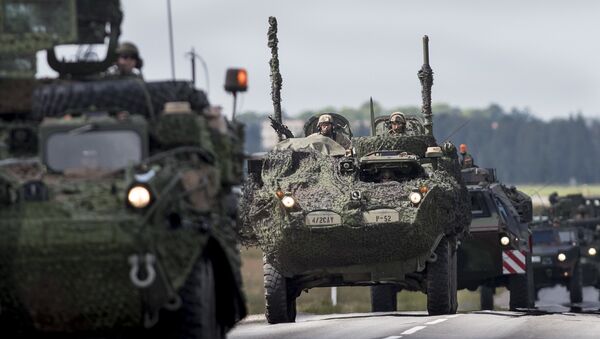 Vehículos blindados de la OTAN en Letonia (archivo) - Sputnik Mundo