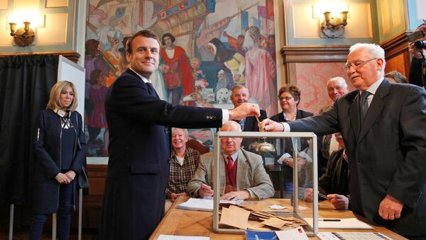 Macron vota en las presidenciales de Francia - Sputnik Mundo