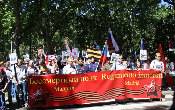 Cientos de personas participan en el Regimiento Inmortal en Madrid - Sputnik Mundo
