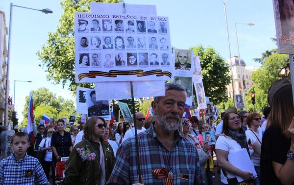 Cientos de personas participan en el Regimiento Inmortal en Madrid - Sputnik Mundo