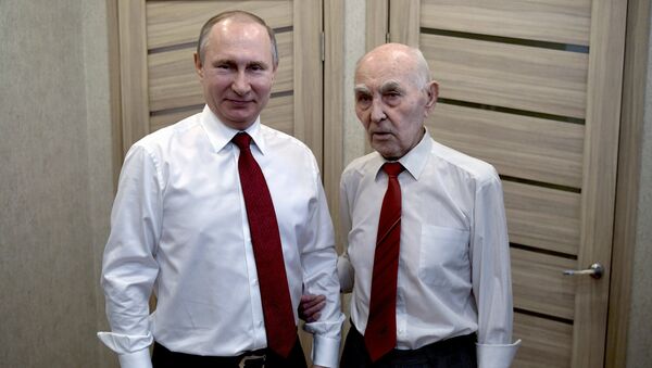 Putin visita a su exjefe del KGB - Sputnik Mundo