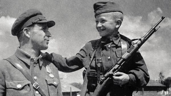Un soldado soviético con su hijo - Sputnik Mundo