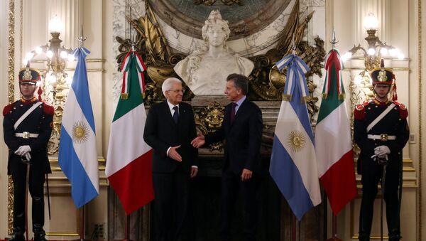 El presidente argentino Mauricio Macri recibe en la sede de Gobierno a su par italiano, Sergio Mattarella - Sputnik Mundo