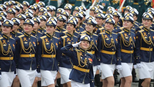 El personal militar del sexo femenino marcha en la Plaza Roja - Sputnik Mundo