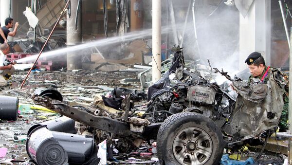 Los restos de coche después de la explosión - Sputnik Mundo