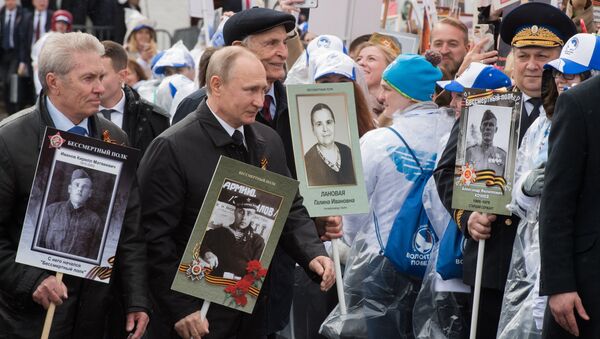 Putin encabeza la marcha del Regimiento Inmortal por calles de Moscú - Sputnik Mundo