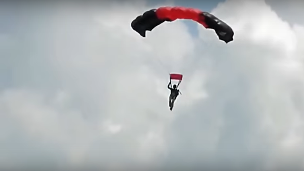 Paracaidista militar colisiona con líneas eléctricas (vídeo) - Sputnik Mundo