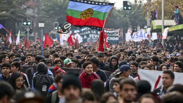 Protesta contra el endeudamiento por estudios universitarios en Chile - Sputnik Mundo