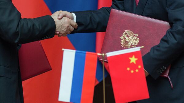 Las banderas de Rusia y China (archivo) - Sputnik Mundo