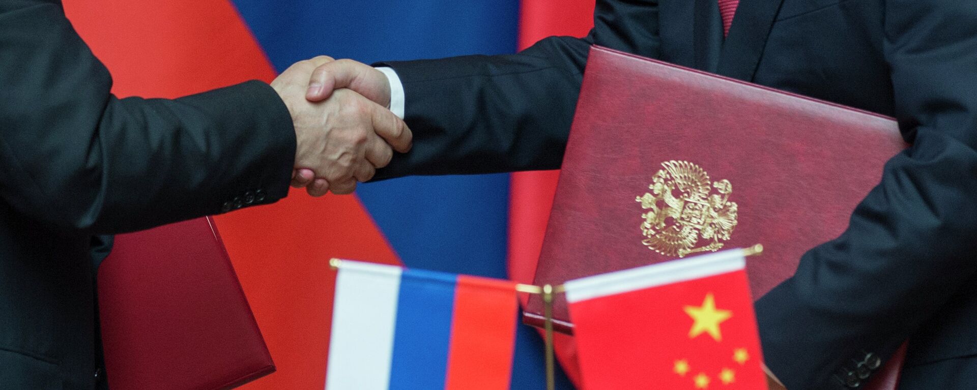 Las banderas de Rusia y China - Sputnik Mundo, 1920, 08.02.2022
