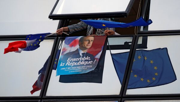Un poster con Emmanuel Macron y las banderas de UE - Sputnik Mundo