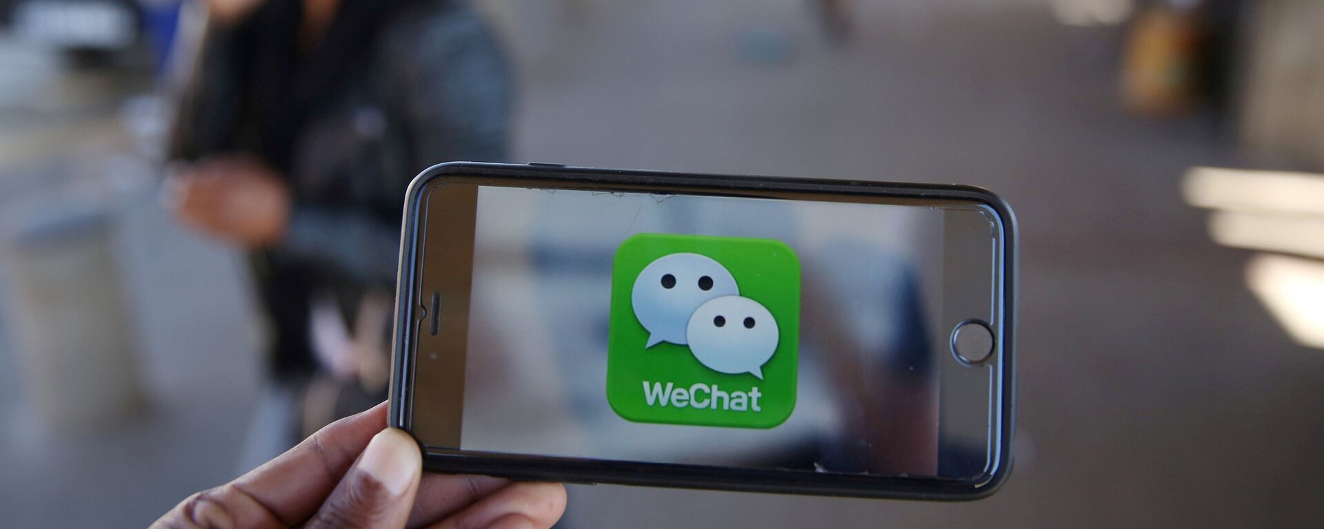 Un logotipo de WeChat se muestra en un teléfono móvil - Sputnik Mundo, 1920, 26.04.2021